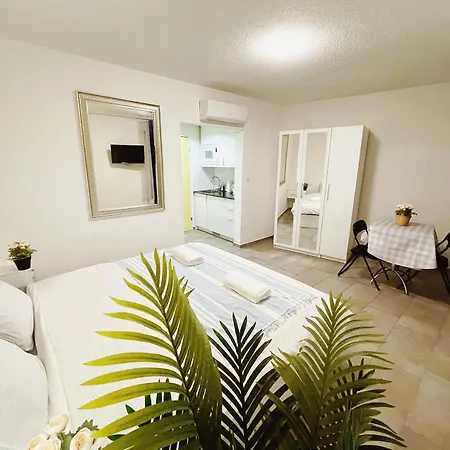 Апартаменти Budget En-suite Center Self Check In, Next To Hb Pocketwifi *