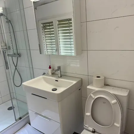 Budget En-suite Center Self Check In, Next To Hb Pocketwifi *